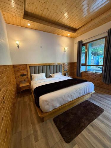 ein Schlafzimmer mit einem großen Bett in einem Zimmer in der Unterkunft Khili's Abode in Harsil