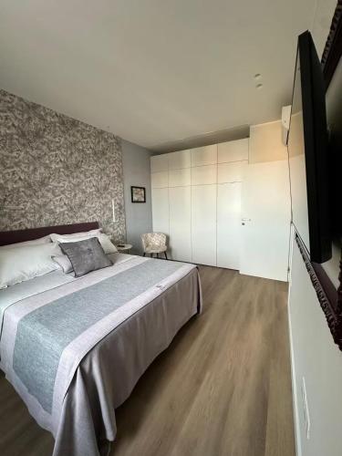 ein Schlafzimmer mit einem großen Bett und einem Fernseher in der Unterkunft Suite Design in Pescara