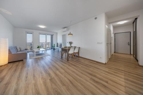 Bratislava SkylineView - Modern Apt & Free Parking