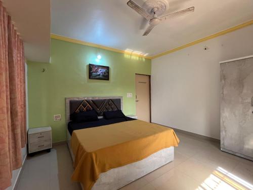 Postel nebo postele na pokoji v ubytování Staycation Buddy's Piyush Villas