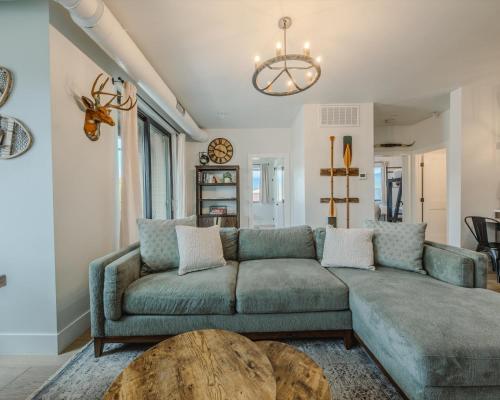 een woonkamer met een bank en een tafel bij Whitefish Loft Downtown Condo for 6 in Outback Mobile Home Settlement