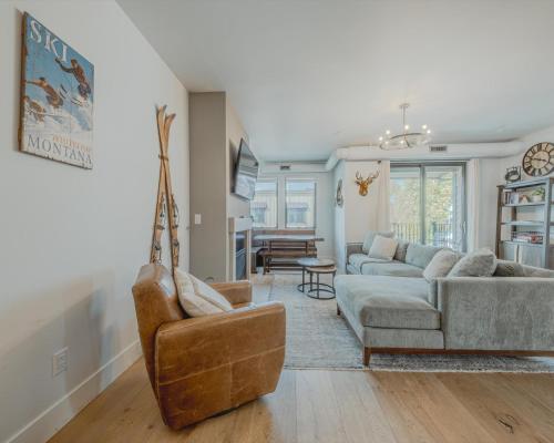 een woonkamer met 2 banken en een bank en een tafel bij Whitefish Loft Downtown Condo for 6 in Outback Mobile Home Settlement