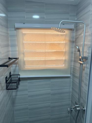 una doccia con finestra in un bagno di DSK Residence a Accra