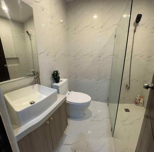 une salle de bain avec toilettes, lavabo et douche dans l'établissement 4 Bedroom House for 5-6 guests, à Manille