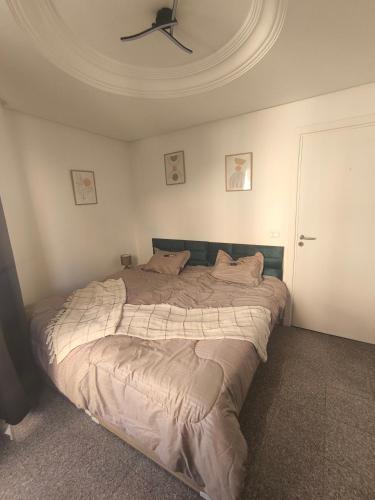 a bedroom with a large bed with a ceiling at Vitamin Sea Apartment in Akouda