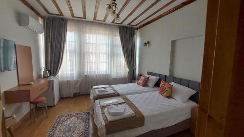 Ένα ή περισσότερα κρεβάτια σε δωμάτιο στο Fevzipaşa Guest House