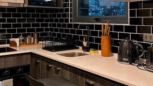 a kitchen counter with a sink and a window at Vistas de Valparaíso 617 in Valparaíso