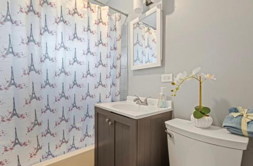 a bathroom with a sink and a toilet in it at Serenity Home Free Parking & Wine in Burbank