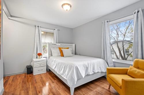 a bedroom with a bed and a chair and a window at Serenity Home Free Parking & Wine in Burbank