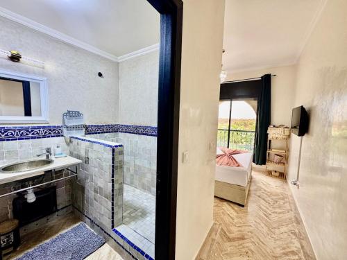 Koupelna v ubytování Stylish Atlas Golf Resort Getaway - Free Breakfast, Rooftop Patio, Pool, Views