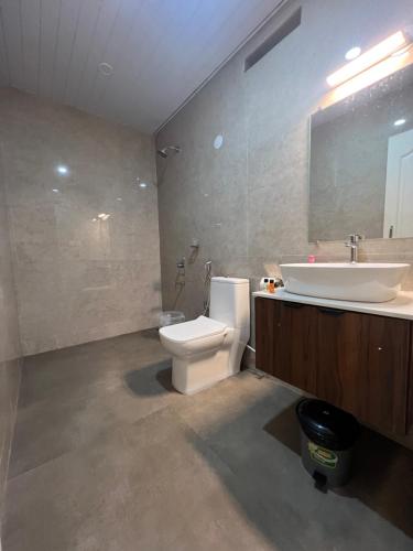 un bagno con un water e un lavandino di Bougain Villa a Jāmb