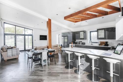 Köök või kööginurk majutusasutuses PRIVATE LUXURY BARN IN ITS OWN 0.75ACRES