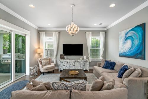 ein Wohnzimmer mit Sofa und Fernseher in der Unterkunft Oceans 11 Oasis at Gulf Place in Santa Rosa Beach