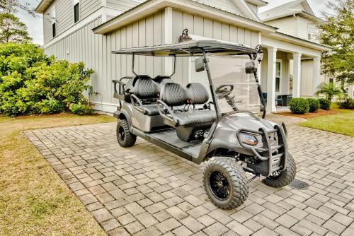 einem Golfwagen, der vor einem Haus parkt in der Unterkunft Oceans 11 Oasis at Gulf Place in Santa Rosa Beach