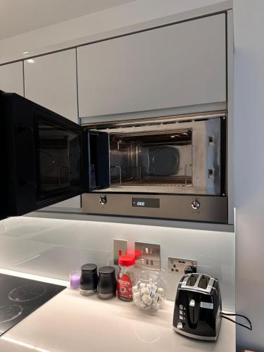 a kitchen with a microwave and a toaster oven at Cozy one Bedroom with Views In Birmingham City Center in Birmingham