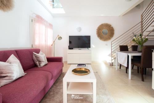 Un televizor și/sau centru de divertisment la FILIGRANA House & Courtyard - by Sleep in MURANO