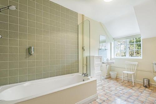 ein Badezimmer mit Badewanne, Toilette und Waschbecken in der Unterkunft Little Barwick in Stanhoe