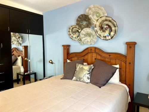 Ένα ή περισσότερα κρεβάτια σε δωμάτιο στο Cozy Apartment at DT Wifi and AC