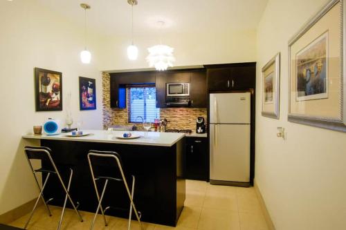 Η κουζίνα ή μικρή κουζίνα στο Cozy Apartment at DT Wifi and AC