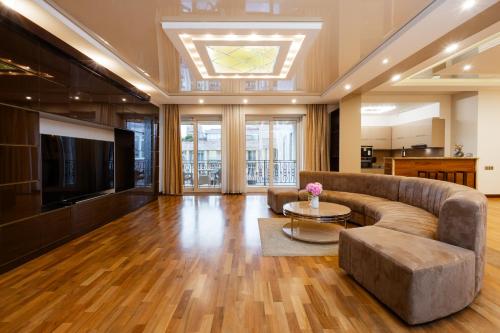Northern Avenue, 2 bedrooms Luxury & GRAND apartment nearby La Piazza caffe HH555