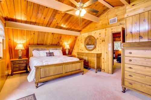 Voodi või voodid majutusasutuse Lakefront Home with Game Room, Kayaks, and Fire Pit toas