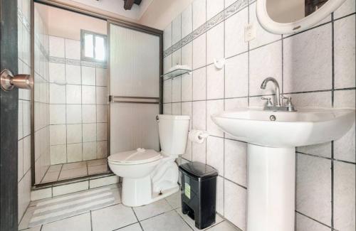 een badkamer met toilet en wastafel bij Hotel Beachfront Vista Hermosa in Jacó