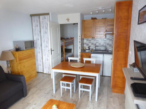 studio cabine résidence les Airelles 2 adultes 2 enfants parking casier à skis balcon vue lac --location toutes saisons--