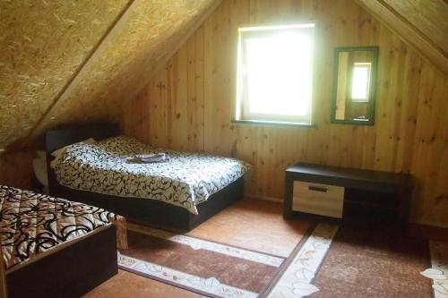Кровать или кровати в номере Namelis su pirtele