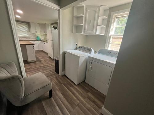 Kuchyň nebo kuchyňský kout v ubytování Modern 3BR Home near Raleigh and RTP, EV Charger and Arcade