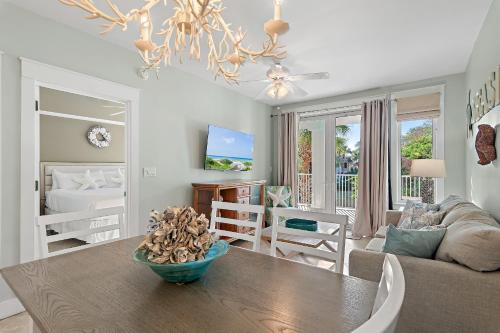 comedor y sala de estar con mesa de comedor en Pilot House 412, en Destin
