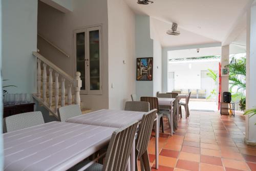 une salle à manger avec des tables et des chaises et un escalier dans l'établissement Casa Crespo, à Carthagène des Indes