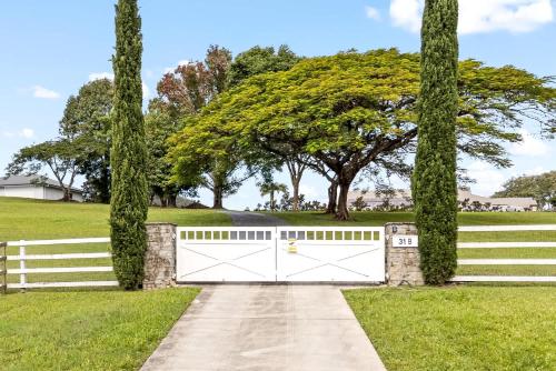 Zahrada ubytování Elegant Bonogin Retreat on Expansive Acreage