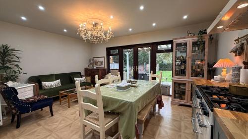 Nhà bếp/bếp nhỏ tại Charming Holyport Hideaway: 1BD Farmhouse