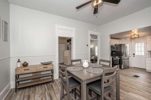 una cucina e una sala da pranzo con tavolo e sedie di The Washington Cottage - 6ppl a Harrison