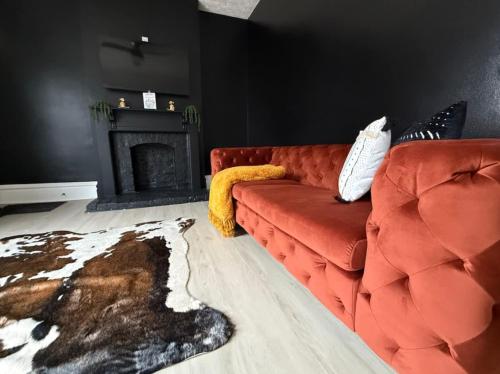 Χώρος καθιστικού στο Jungle House Columbus Sleep 12 Downtown Ohio Free Parking - Near Convention Center & Nationwide Arena - 4BR Short North Luxury Home - Over 5,800 Five Star Stays