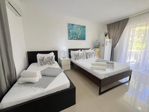 Una cama o camas en una habitación de CAMPO DE SOL CARIBE - DELUXE STUDIOS - playa LOS CORALES