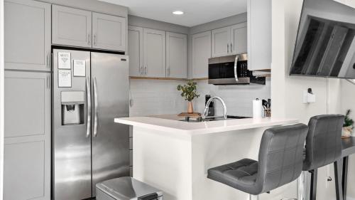 Η κουζίνα ή μικρή κουζίνα στο Central Raleigh 2BR - Walk to Shops & Dining