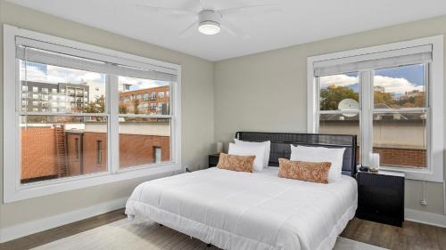 Ένα ή περισσότερα κρεβάτια σε δωμάτιο στο Central Raleigh 2BR - Walk to Shops & Dining