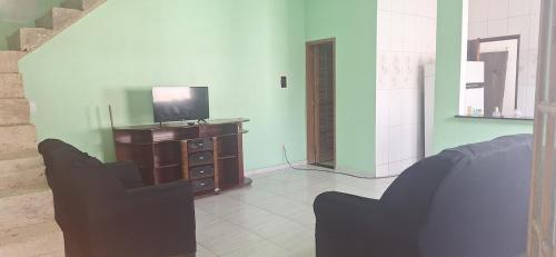 Televiisor ja/või meelelahutuskeskus majutusasutuses Casa ds férias com piscina