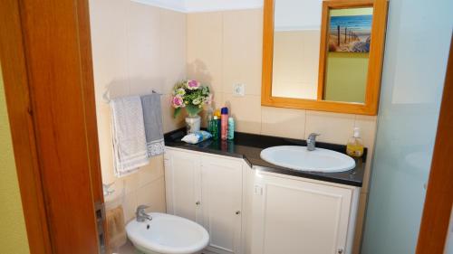 a bathroom with two sinks and a mirror at Apartamento Barros in Estreito de Câmara de Lobos