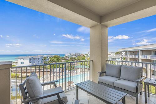 einen Balkon mit 2 Stühlen, einer Bank und Meerblick in der Unterkunft San Remo 403 in Santa Rosa Beach