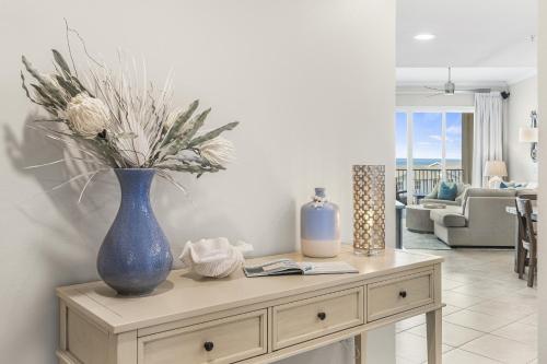 eine blaue Vase auf einem Tisch im Wohnzimmer in der Unterkunft San Remo 403 in Santa Rosa Beach