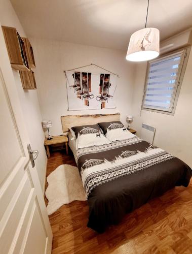 a bedroom with a large bed and a window at Appartement Le Courtaou in Vielle-Aure