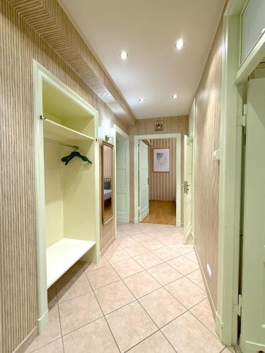 un corridoio con cabina armadio e una stanza con corridoio di 15 Gdynia - Duże mieszkanie w Centrum dla 9 osób a Gdynia