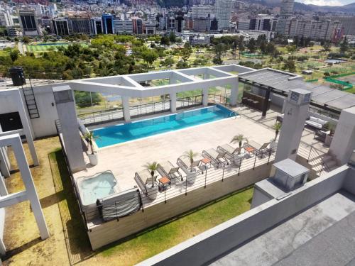 an aerial view of a building with a swimming pool at Hospedaje en Quito Sectro Financiero in Quito