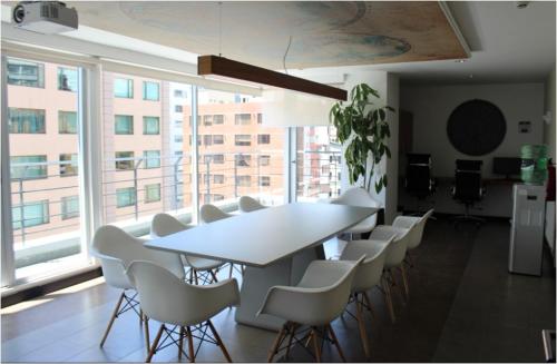 a dining room with a white table and chairs at Hospedaje en Quito Sectro Financiero in Quito