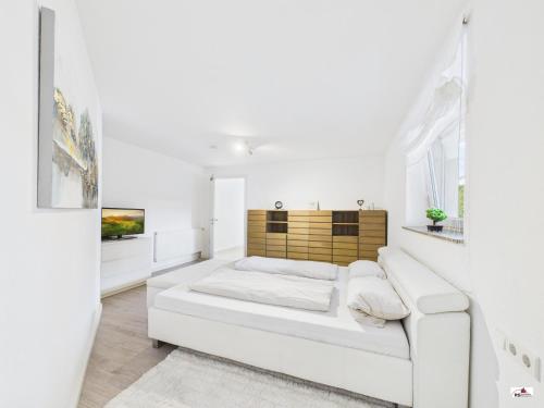 a white living room with a white couch at Winter Garden Dream Steinheim in Steinheim an der Murr