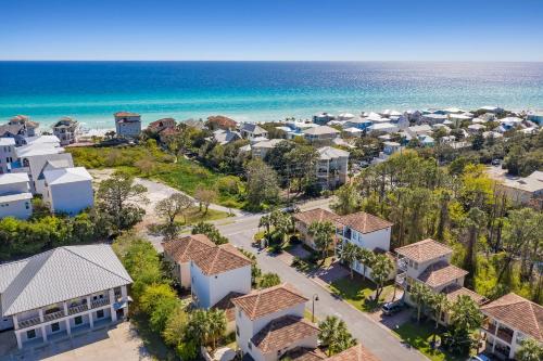 una vista aerea di un resort con l'oceano di Sandy Bottoms a Santa Rosa Beach