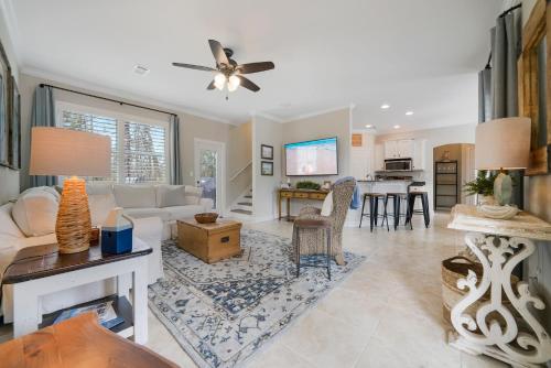 un soggiorno con un divano e un tavolo di Sandy Bottoms a Santa Rosa Beach