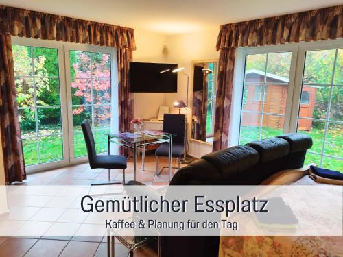 TV a/nebo společenská místnost v ubytování Fewos-Bremerhaven, Ferienwohnung "Bremerhaven-Langen" in Geestland-Langen - moderne FeWo mit Garten, WLAN & kostenlose Fahrräder - ruhig & stadtnah